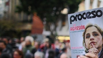 Algunos ciudadanos cargaron en alto ejemplares de la revista Proceso, cuya edición de esta semana tiene en la portada el caso de la periodista.