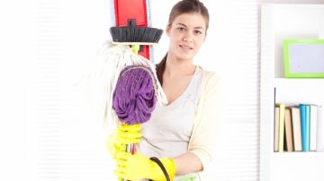Es vital hacer una limpieza profunda de todas las habitaciones, para eliminar polvos y agentes causantes de alergias.