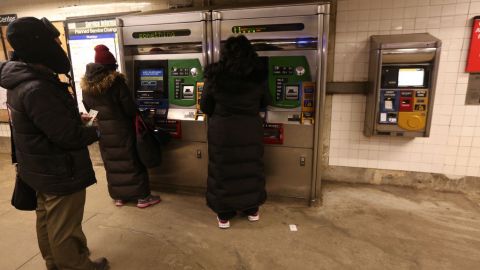 Un 29% de hispanos con bajos ingresos ha tenido problemas para costear el transporte público.