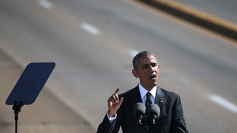 "Sabemos que la marcha no ha terminado", dijo Obama ante miles de personas en el puente Edmund Pettus.