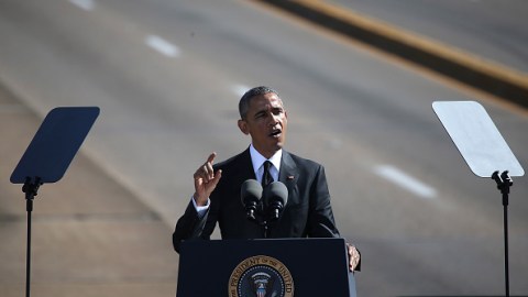 "Sabemos que la marcha no ha terminado", dijo Obama ante miles de personas en el puente Edmund Pettus.