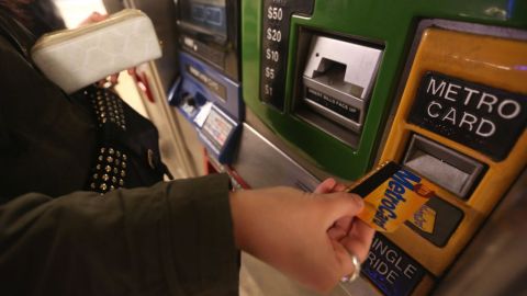 Para evitar el recardo de $1, es necesario reusar su tarjeta.