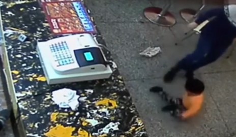 Las autoridades buscan a la mujer.