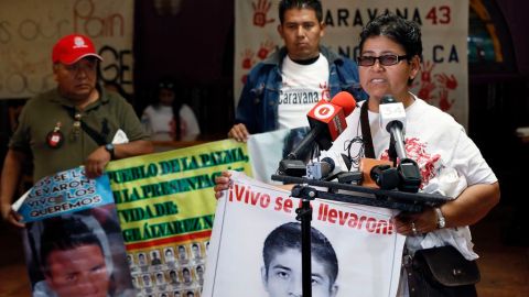 Blanca Luz Nava, madre del normalista Jorge Álvarez, se dirige a los asistentes a la reunión en Los Ángeles.