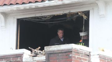 El alcalde Bill de Blasio inspecciona la vivienda destruida.