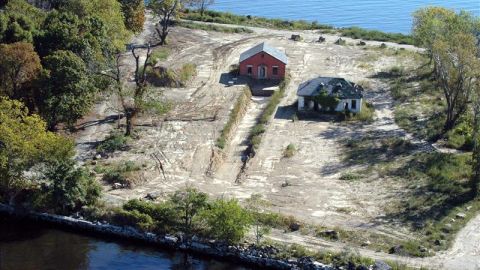 Una trinchera con vallas que cubren tumbas de desconocidos, víctimas de SIDA, en Hart Island, Nueva York.