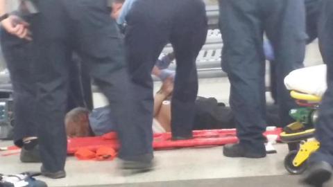 Autoridades trasladan al agresor para que sea atendido por sus heridas.