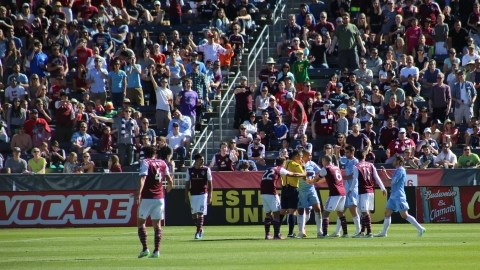 A pesar de las protestas, Shay Facey fue el primer expulsado del New York City FC, tras recibir doble tarjeta amarilla ayer en el empate con los Rapids.