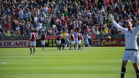 A pesar de las protestas, Shay Facey fue el primer expulsado del New York City FC, tras recibir doble tarjeta amarilla ayer en el empate con los Rapids.