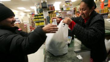 Los neoyorquinos usan cerca de 23 mil millones de bolsas plásticas al año