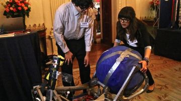 Sergio Corral e Isela Martínez, de la secundaria Carl Hayden de Phoenix, Arizona, que se hizo famosa por su equipo de robótica que ganó un concurso nacional en 2004 frente a prestigiosas instituciones como el MIT y Yale.