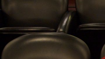 La chica de El Bronx despliega arte sobre la tarima.