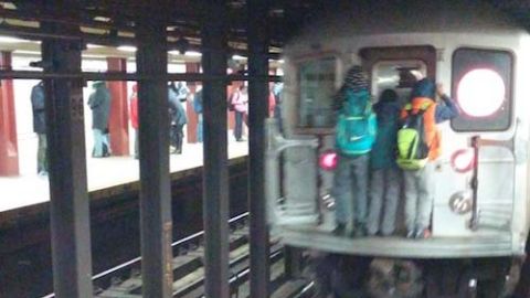 La foto fue tomada el lunes, aproximadamente, a las 6 p.m. en la estación de la calle 96.