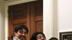 Activistas del grupo "Ayotzi43DC", que fueron recibidos por el congresista demócrata por Illinois, Luis Gutiérrez.