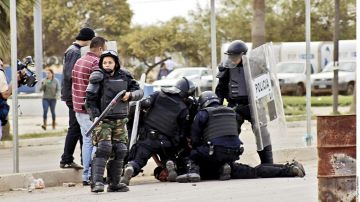 Policías desalojan a jornaleros agrícolas que protestan por mejores condiciones de trabajo en San Quintín, Baja California.