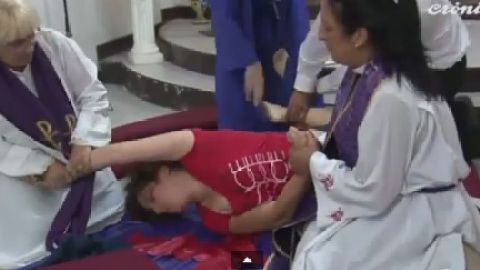 El obispo Acuña, quien dirige la Parroquia El Buen Pastor, es experto en sacar demonios a poseídos.