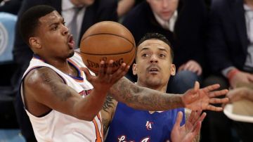 Ricky Ledo de los Knicks intenta convertir ante Matt Barnes de los Clippers.