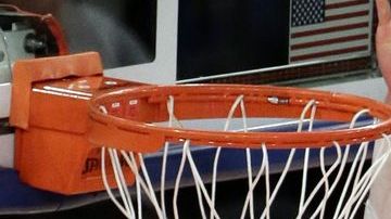 Jason Smith de los Knicks disputa el rebote con Blake Griffin de los Clippers en el Madison Square Garden de Nueva York.