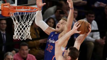 Jason Smith de los Knicks disputa el rebote con Blake Griffin de los Clippers en el Madison Square Garden de Nueva York.