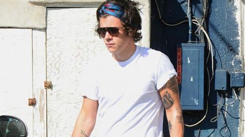 Harry no paró de secarse las lágrimas con el dorso de la mano mientras cantaba.