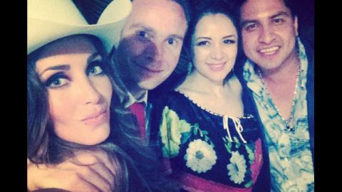Lo único que le falta es recibir la invitación al enlace por parte de los novios.