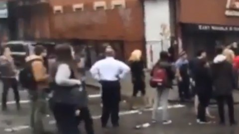 Algunas personas intentaron ingresar a los apartamentos por las escaleras de emergencia.