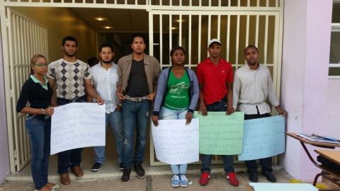 Los jóvenes reclaman apoyo al presidente.