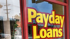 Existen muchas empresas que extienden préstamos con el aval de un cheque o promesa de pago de un empleador.