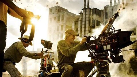 El realizador Michael Bay (d) en un momento del rodaje de la película "Transformers 4".