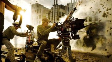 El realizador Michael Bay (d) en un momento del rodaje de la película "Transformers 4".