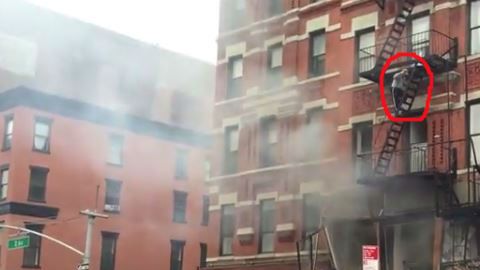 El bombero fuera de servicio llamó la atención de los presentes.