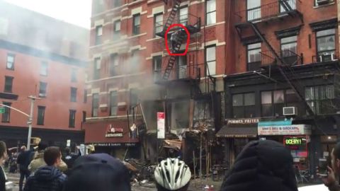 El bombero fuera de servicio llamó la atención de los presentes.