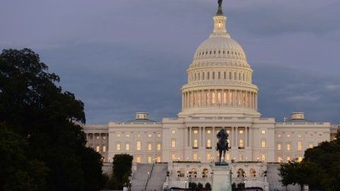 El plan presupuestario que finalmente logró el apoyo de los senadores recortaría $5,1 billones en el gasto federal en algo más de 10 años.