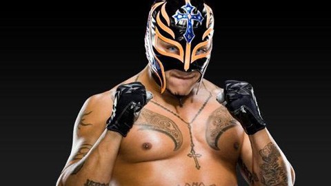 Pedro Aguayo murió tras sufrir una conmoción por un golpe durante la lucha contra Rey Misterio (en la foto).