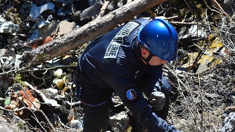 Los investigadores y rescatistas analizan los restos hallados en una de las laderas de los Alpes franceses.