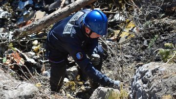 Los investigadores y rescatistas analizan los restos hallados en una de las laderas de los Alpes franceses.