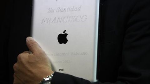 Francisco regalo el aparto a un sacerdote uruguayo.