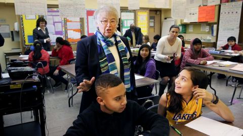 Casi la mitad de todos los estudiantes en escuelas públicas hablan otro idioma aparte del inglés en sus casas