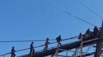 Pasajeros evacuaron a pie desde lo alto de la estructura.