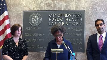 La comisionada del Departamento de Salud de Nueva York, Mary T. Basset (centro), al anunciar el fin del brote del Legionario.