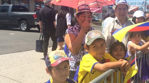 Manuel Orellana y María Saldaña junto a sus hijos Christopher (6), Justin (9), Linda (7) y Bella (4) disfrutaron del desfile.