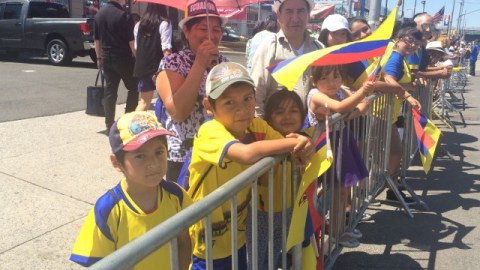 Manuel Orellana y María Saldaña junto a sus hijos Christopher (6), Justin (9), Linda (7) y Bella (4) disfrutaron del desfile.