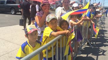 Manuel Orellana y María Saldaña junto a sus hijos Christopher (6), Justin (9), Linda (7) y Bella (4) disfrutaron del desfile.