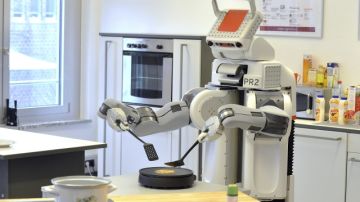 El robot PR2 prepara una tortita  en el Instituto de Inteligencia Artificial de la Universidad de Bremen, Alemania.