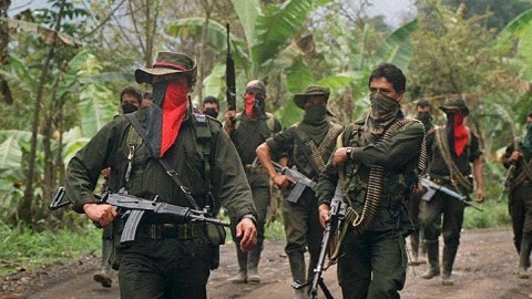 Miembros de la guerrilla Ejército de Liberación Nacional (ELN) patrullan un paraje rural en la zona del Sarare. Ayer anunciaron que no harán un  cese al fuego durante las elecciones de Colombia.