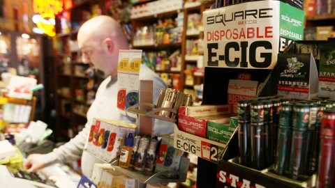 Cigarrillos eléctricos a la venta en una tienda de Los Ángeles.
