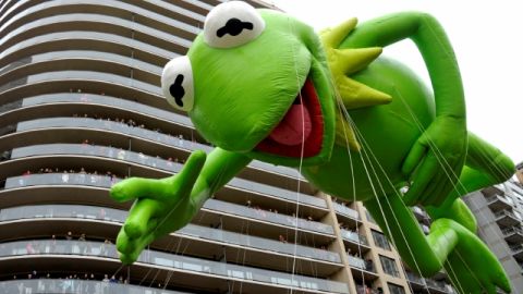 El desfile anual de globos gigantes de Macys atrae cada año  unos 2 millones de espectadores