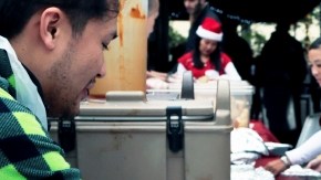 12/25/2012 - Pasadena, Ca. - Union Station Homeless Services will present its annual "Christmas Dinner In the Park," a potluck meal for the homeless, low-income adults, families, senior citizens and anyone alone during the holidays (photo Ciro Cesar/La Opinion).