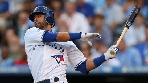 José Bautista bateó un  jonrón de dos carreras que resultó crucial para la victoria deToronto.  /GETTY IMAGES