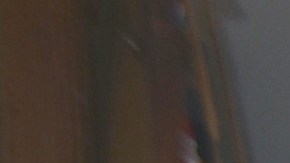 (Izq. a der.) Los cubanos René Herrera y Francisco Bijira sentados en una banca en las afueras del mercado frutería  Pinareños.